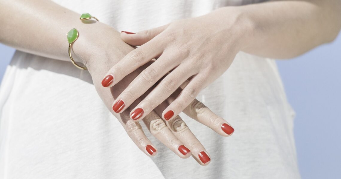 Manicure klasyczny: zadbaj o wygląd swoich dłoni!